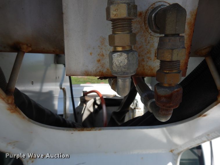 image for item DF6773 2005 GMC C4500  bucket truck