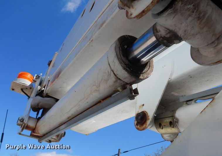 image for item DF6773 2005 GMC C4500  bucket truck