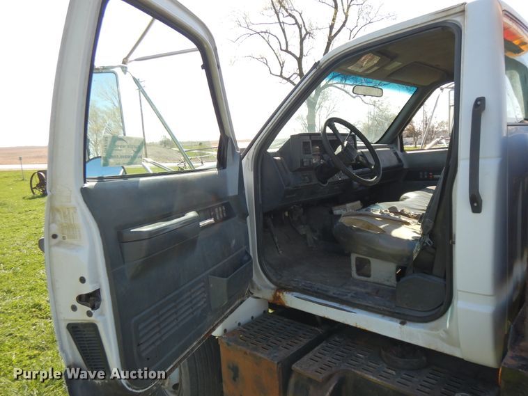 image for item DF6783 2002 Chevrolet C6500  rollback truck