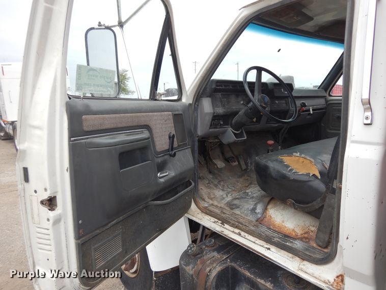 image for item DF6790 1995 Ford F700  grain truck