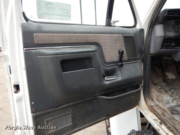 image for item DF6790 1995 Ford F700  grain truck