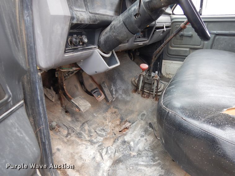 image for item DF6790 1995 Ford F700  grain truck