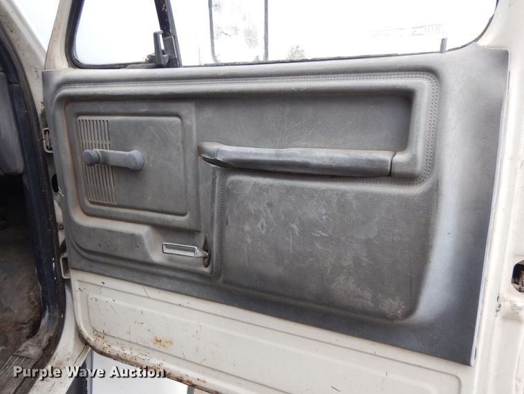 image for item DF6790 1995 Ford F700  grain truck