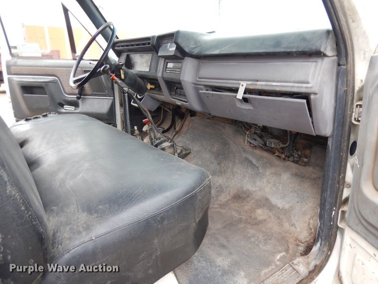 image for item DF6790 1995 Ford F700  grain truck