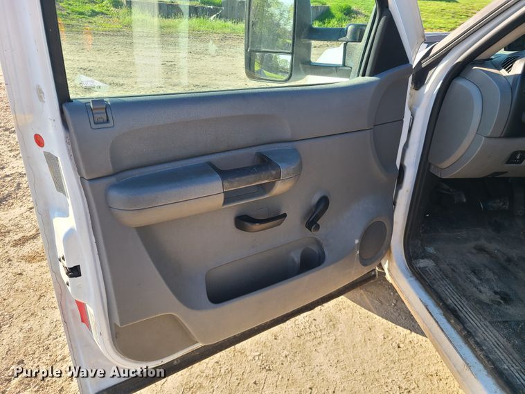 image for item DH5919 2008 Chevrolet Silverado 3500HD  flatbed pickup truck