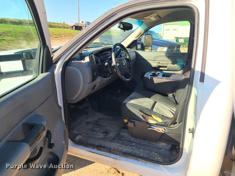 image for item DH5919 2008 Chevrolet Silverado 3500HD  flatbed pickup truck