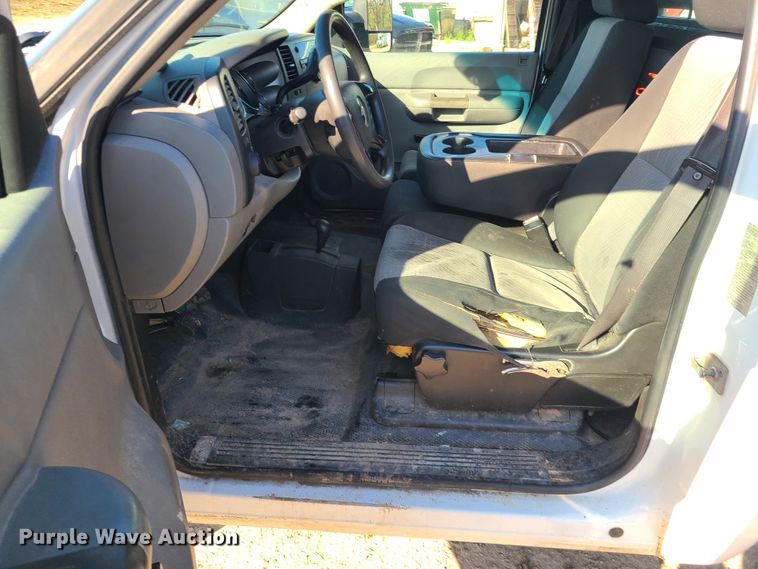 image for item DH5919 2008 Chevrolet Silverado 3500HD  flatbed pickup truck