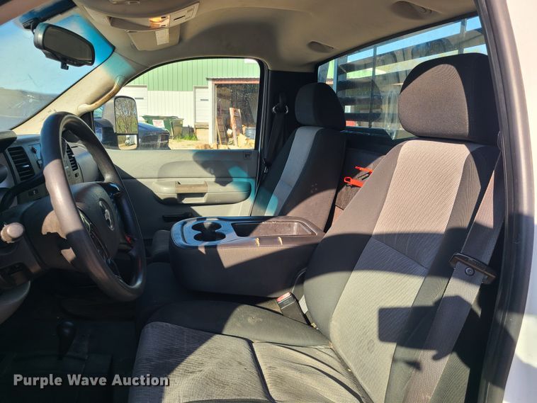 image for item DH5919 2008 Chevrolet Silverado 3500HD  flatbed pickup truck