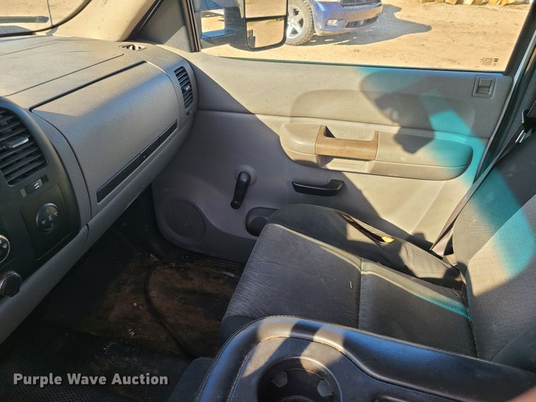 image for item DH5919 2008 Chevrolet Silverado 3500HD  flatbed pickup truck