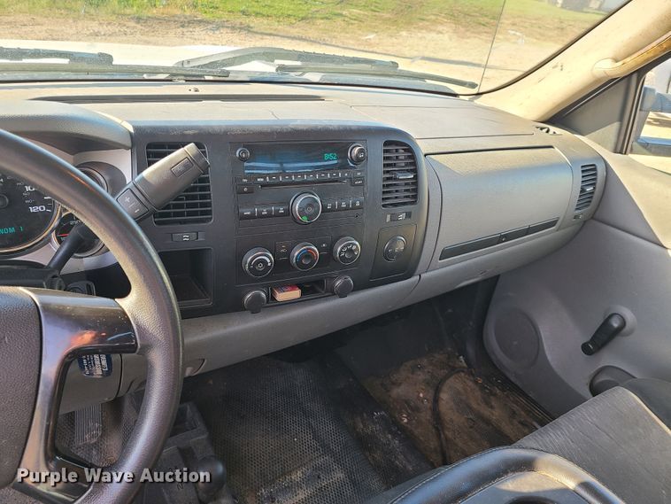 image for item DH5919 2008 Chevrolet Silverado 3500HD  flatbed pickup truck