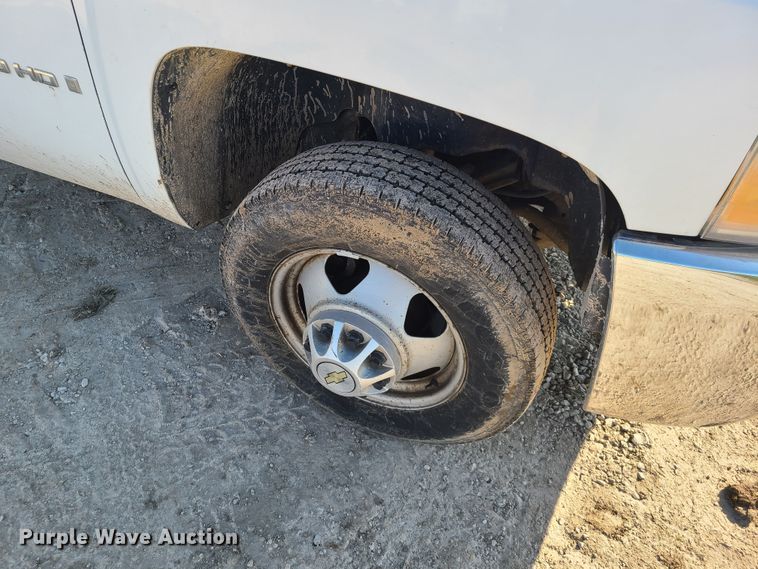 image for item DH5919 2008 Chevrolet Silverado 3500HD  flatbed pickup truck