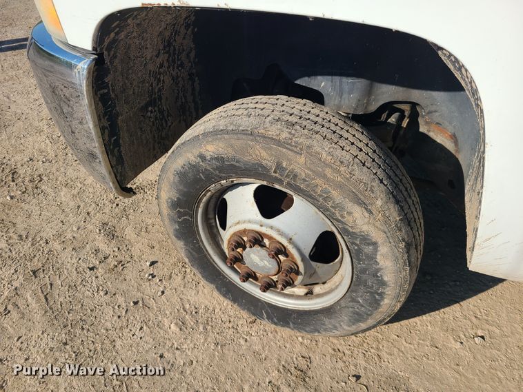 image for item DH5919 2008 Chevrolet Silverado 3500HD  flatbed pickup truck