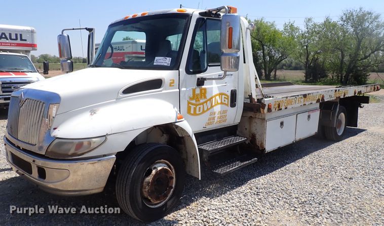 image for item DJ5547 2002 International 4300  rollback truck