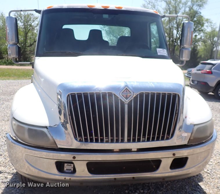 image for item DJ5547 2002 International 4300  rollback truck