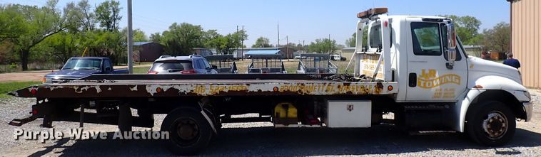 image for item DJ5547 2002 International 4300  rollback truck