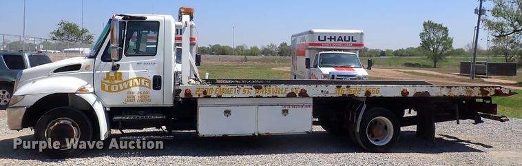 image for item DJ5547 2002 International 4300  rollback truck