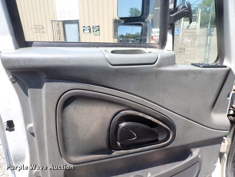 image for item DJ5547 2002 International 4300  rollback truck