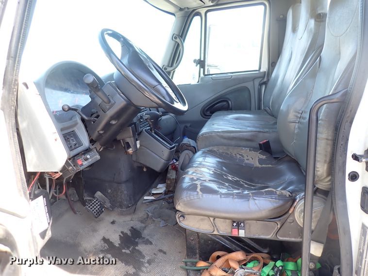 image for item DJ5547 2002 International 4300  rollback truck