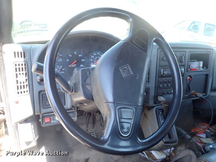 image for item DJ5547 2002 International 4300  rollback truck