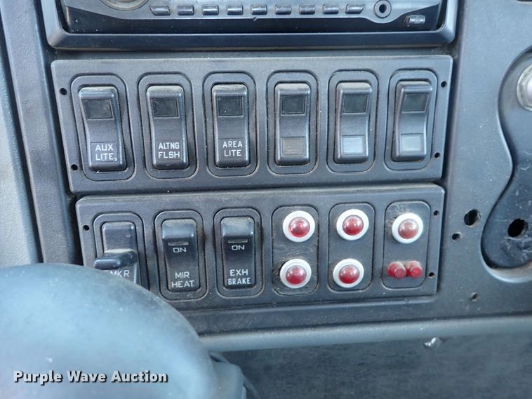 image for item DJ5547 2002 International 4300  rollback truck