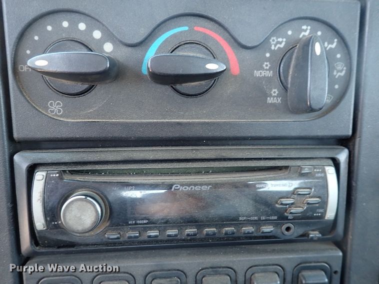 image for item DJ5547 2002 International 4300  rollback truck