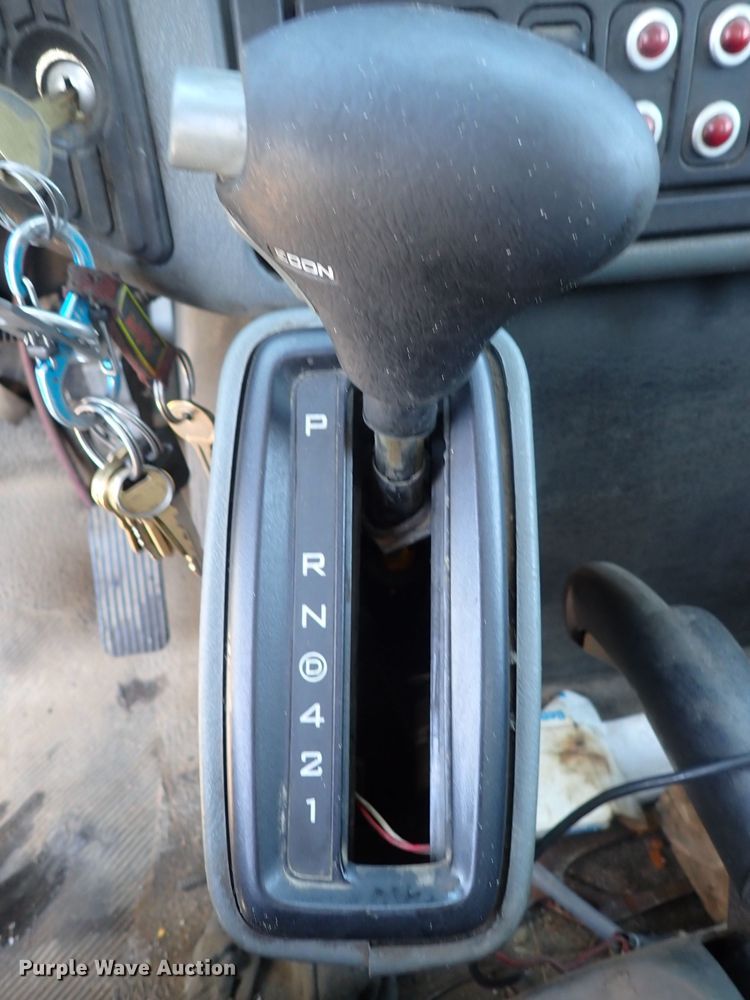 image for item DJ5547 2002 International 4300  rollback truck