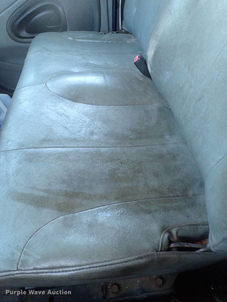 image for item DJ5547 2002 International 4300  rollback truck