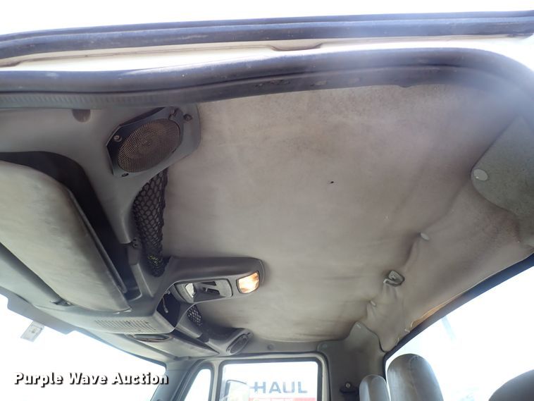 image for item DJ5547 2002 International 4300  rollback truck