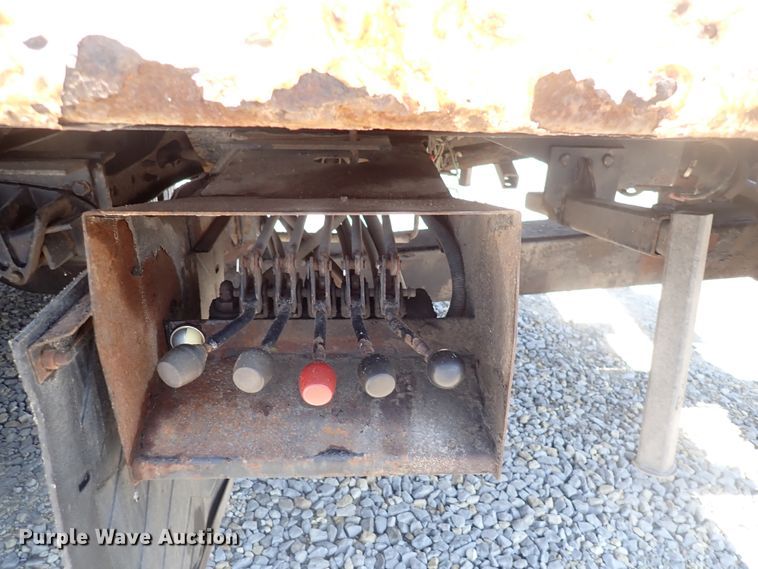 image for item DJ5547 2002 International 4300  rollback truck