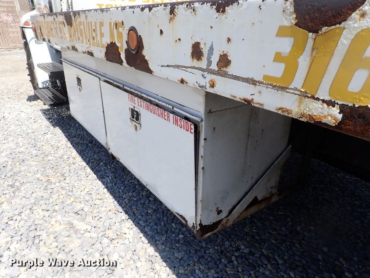 image for item DJ5547 2002 International 4300  rollback truck