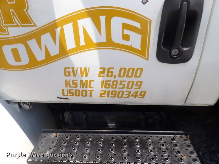 image for item DJ5547 2002 International 4300  rollback truck