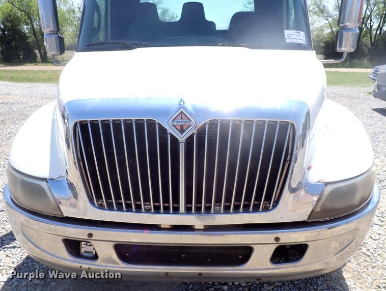 image for item DJ5547 2002 International 4300  rollback truck