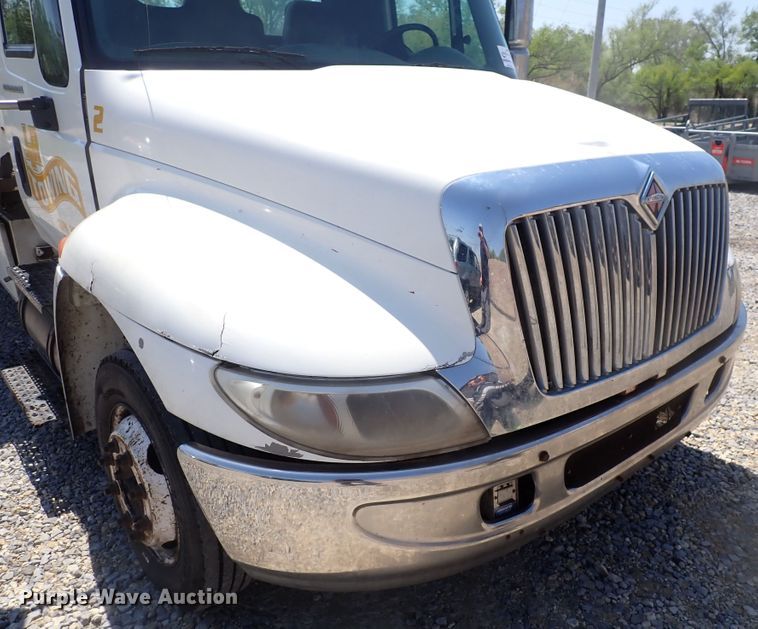 image for item DJ5547 2002 International 4300  rollback truck