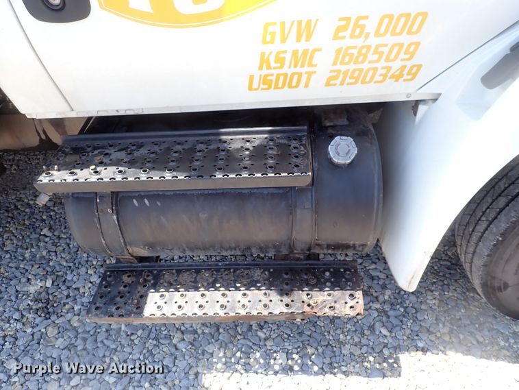 image for item DJ5547 2002 International 4300  rollback truck