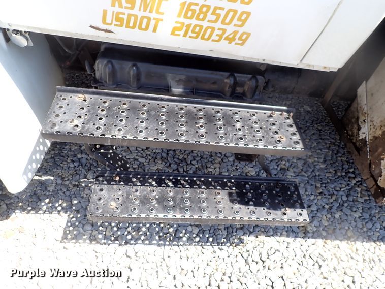 image for item DJ5547 2002 International 4300  rollback truck