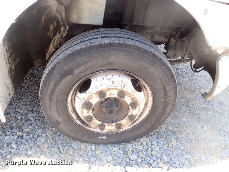 image for item DJ5547 2002 International 4300  rollback truck