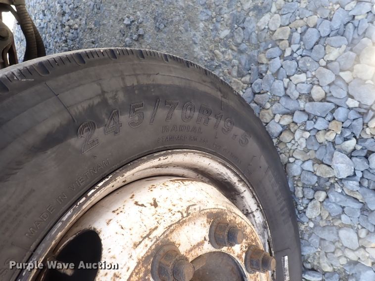 image for item DJ5547 2002 International 4300  rollback truck