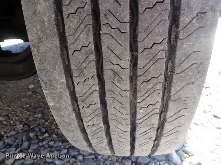 image for item DJ5547 2002 International 4300  rollback truck