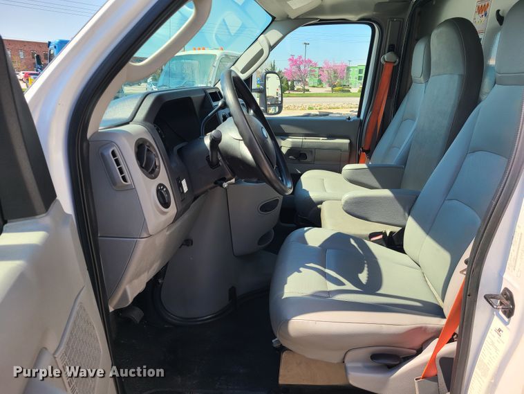 image for item DK4760 2013 Ford E350 Super Duty  box truck