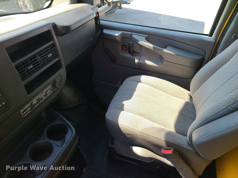 image for item DK4762 2008 GMC Savana G3500  box truck