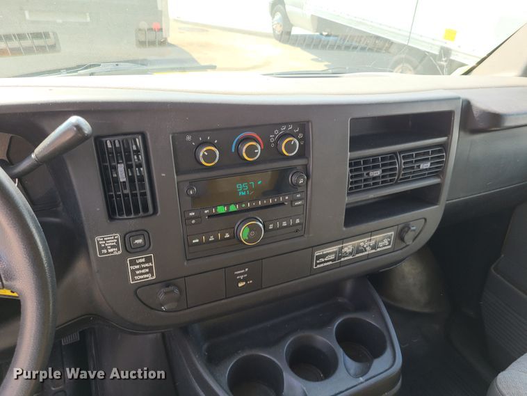 image for item DK4762 2008 GMC Savana G3500  box truck