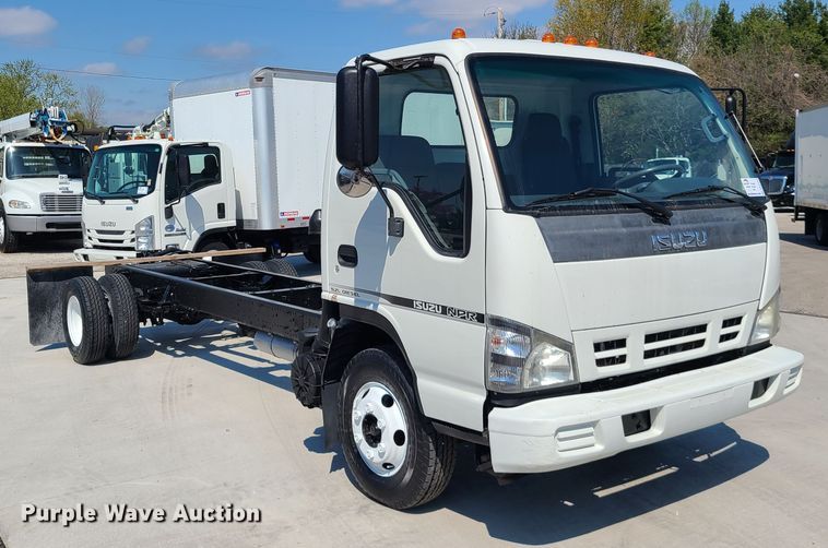 image for item DK4763 2006 Isuzu NPR  truck cab and chassis