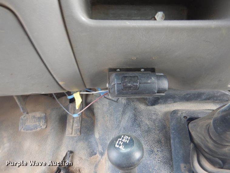 image for item DK5564 2000 Ford F350 Super Duty  flatbed pickup truck