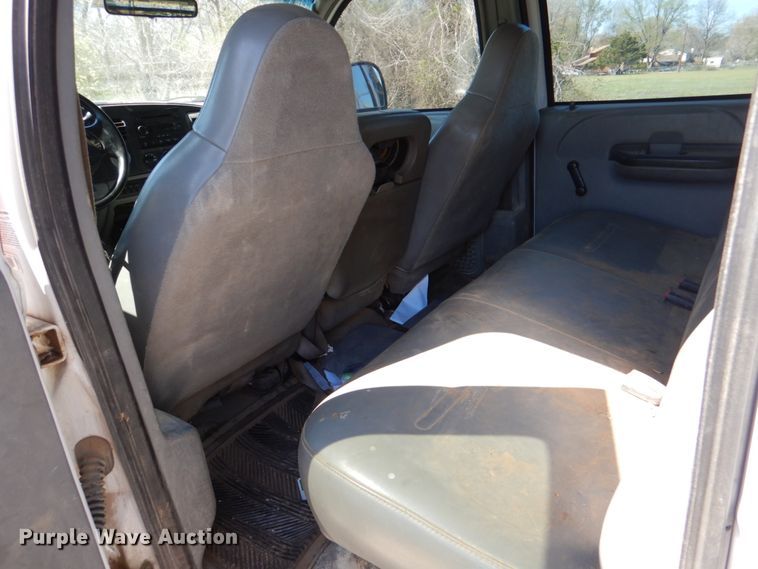 image for item DK5566 2006 Ford F350 Super Duty XL  Crew Cab flatbed pickup truck