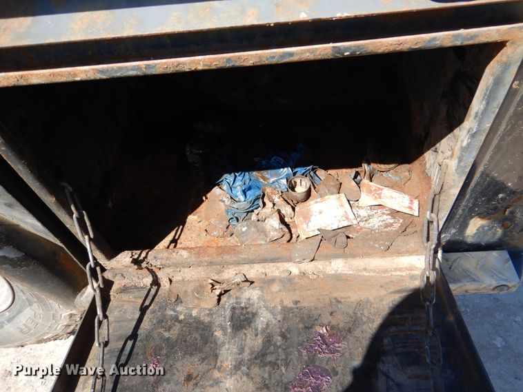 image for item DK5566 2006 Ford F350 Super Duty XL  Crew Cab flatbed pickup truck