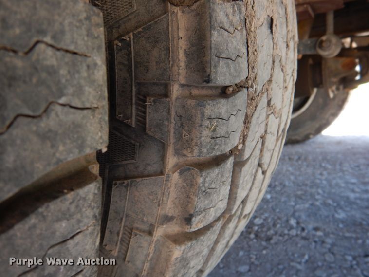 image for item DK5566 2006 Ford F350 Super Duty XL  Crew Cab flatbed pickup truck