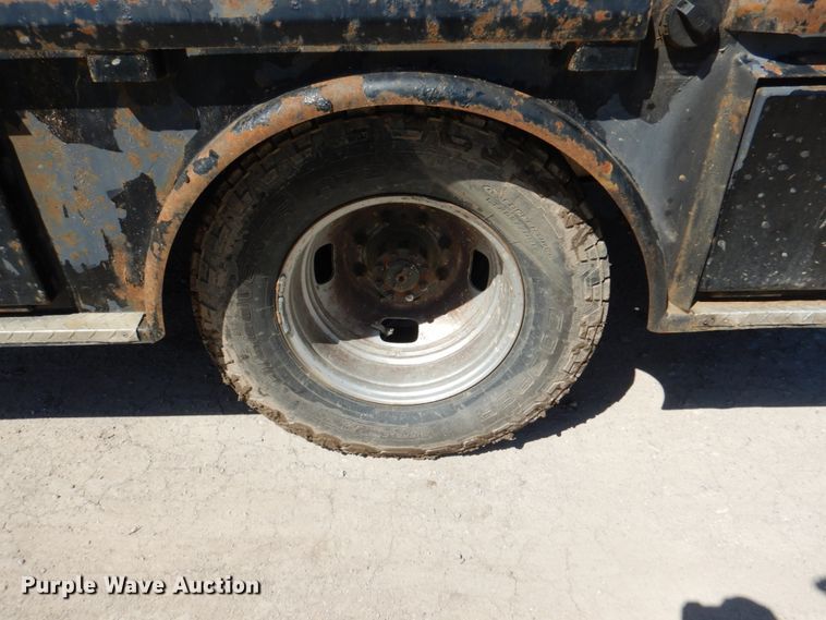 image for item DK5566 2006 Ford F350 Super Duty XL  Crew Cab flatbed pickup truck