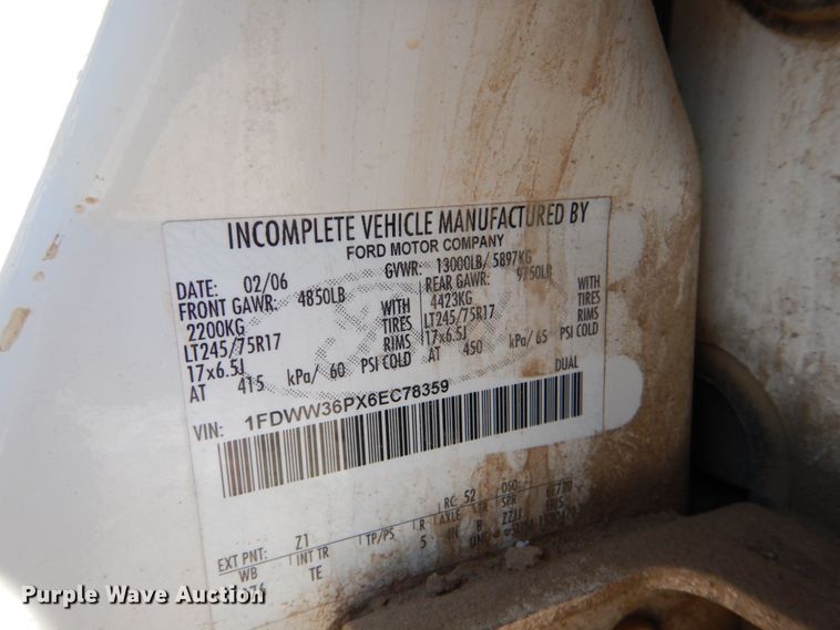 image for item DK5566 2006 Ford F350 Super Duty XL  Crew Cab flatbed pickup truck