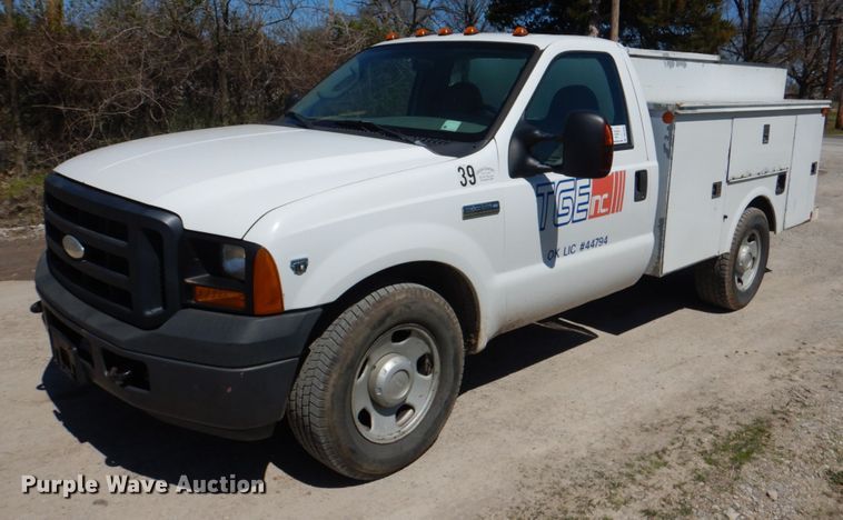 image for item DK5582 2006 Ford F350 Super Duty XL  utility bed pickup truck