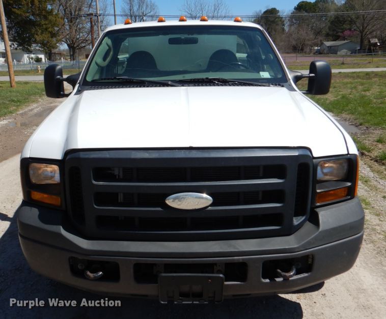 image for item DK5582 2006 Ford F350 Super Duty XL  utility bed pickup truck